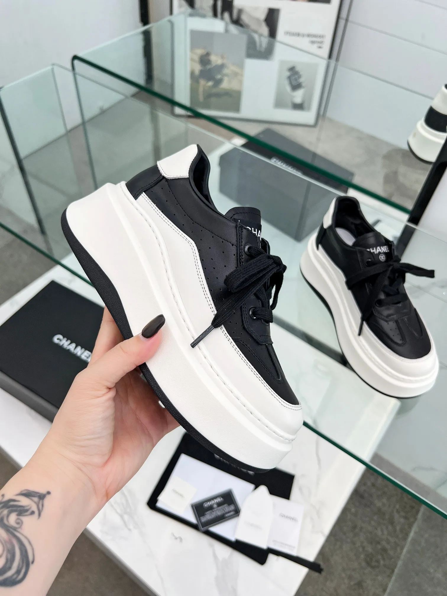 👟👟Ex-factory price 540👟👟 Super popular - Chanel Chanel 2024 new casual sports shoes and sneakers, hard to find in the counter. Super beautiful color, very versatile, super comfortable, full of little fragrance, classic, durable and versatile, with spliced upper materials, real cowhide, sheepskin lining, original pU+Tpa sole, good resilience, Wear light, white, white and black, white and yellow code number: 35-40